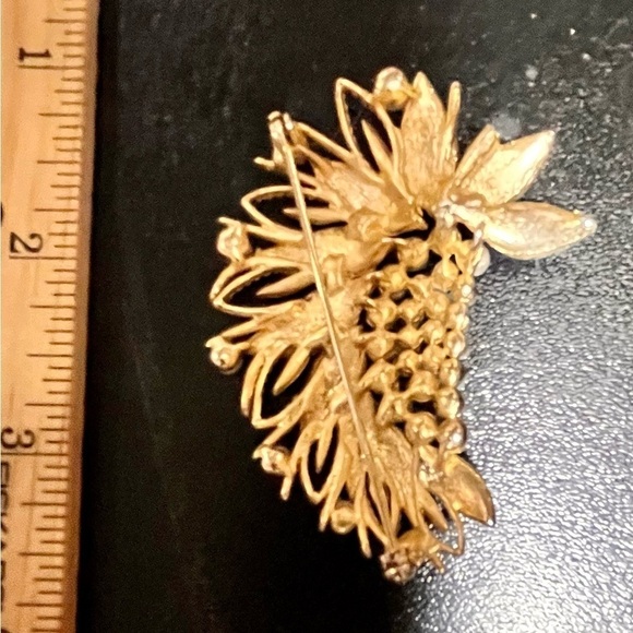 Gold and Pearl Leaf Pin Brooch Vintage Decorative Nature Demure Gift Mother VTG - Picture 11 of 11